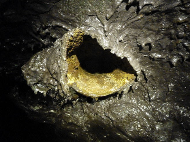 Rando volcan tunnel de lave réunion - Taillebois974 - Wikimedia Commons